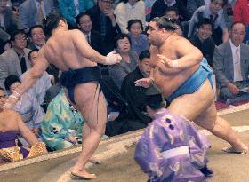 Yokozuna Masashimaru stays unbeaten in summer sumo tourney